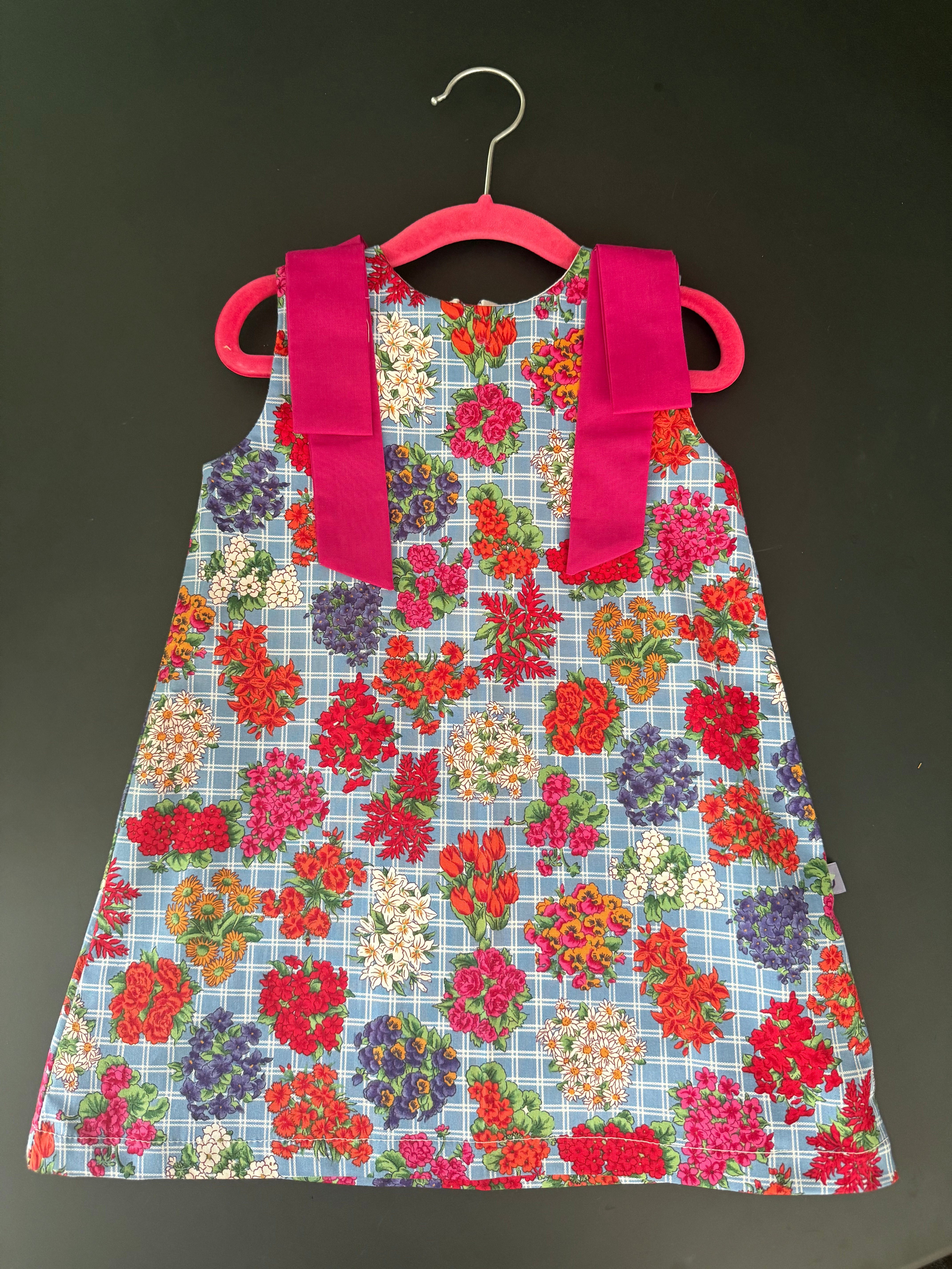 Vestido floral y colorido.